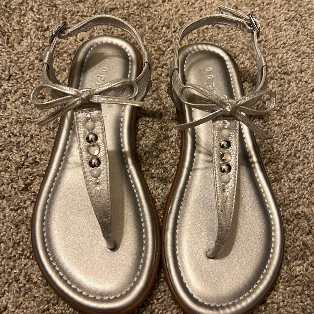 NWT never worn girls sz 3 copper key silver and diamond with bow sandals